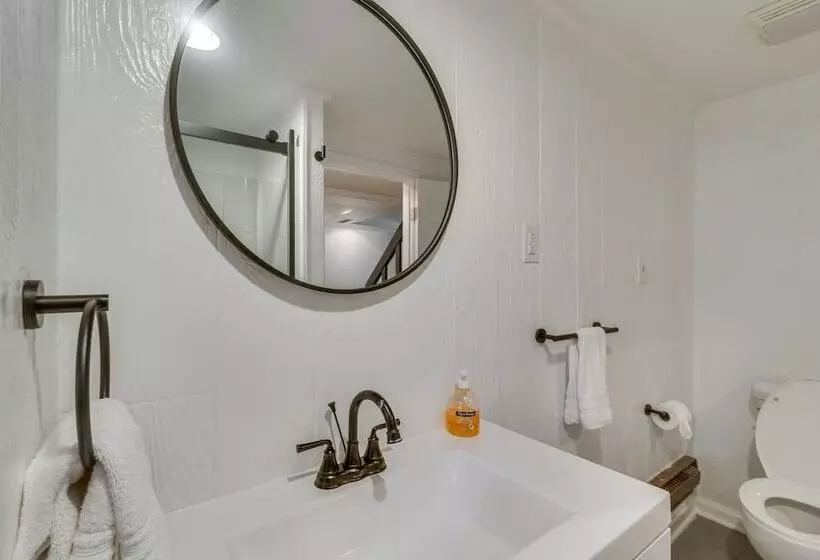 Spacious Massanutten Retreat W/ Hot Tub & Games