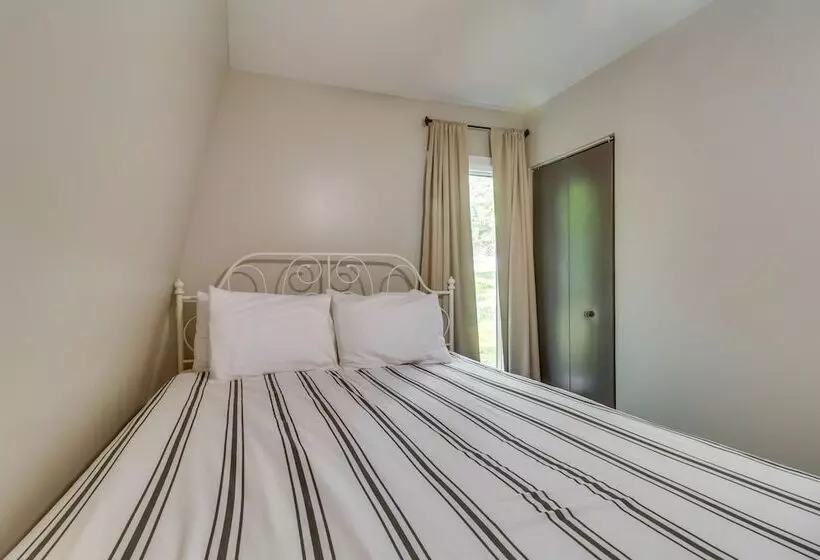 Spacious Massanutten Retreat W/ Hot Tub & Games