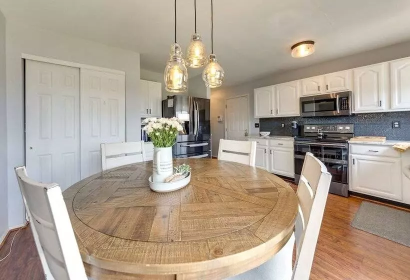 Spacious O Fallon Vacation Home: 30 Mi To St Louis