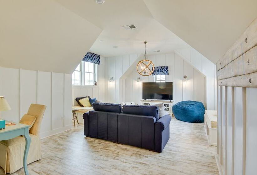 Spacious Ocean View Vacation Home W/ Backyard!