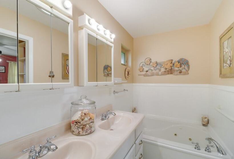 Spacious Yellville Retreat W/ Deck & Balcony