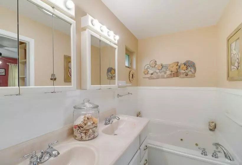 Spacious Yellville Retreat W/ Deck & Balcony