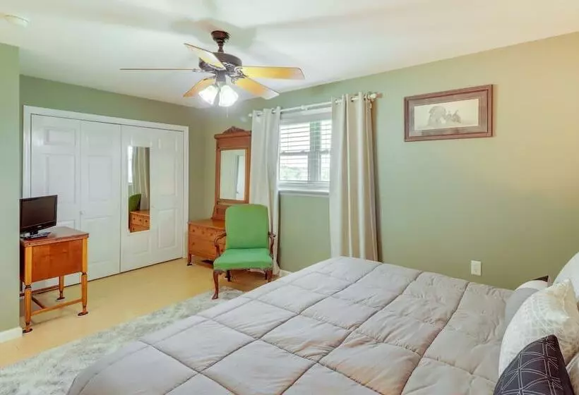 Spacious Yellville Retreat W/ Deck & Balcony