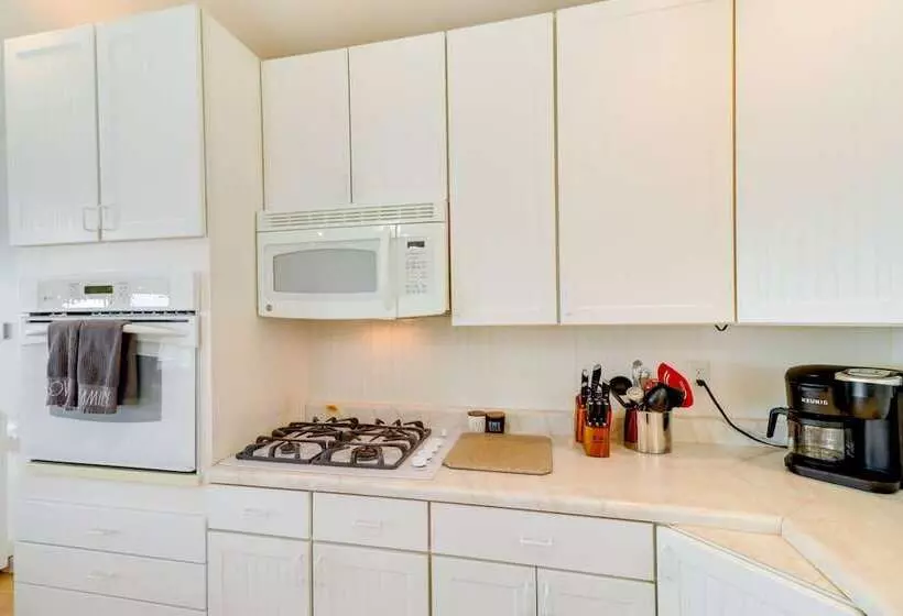 Spacious Yellville Retreat W/ Deck & Balcony