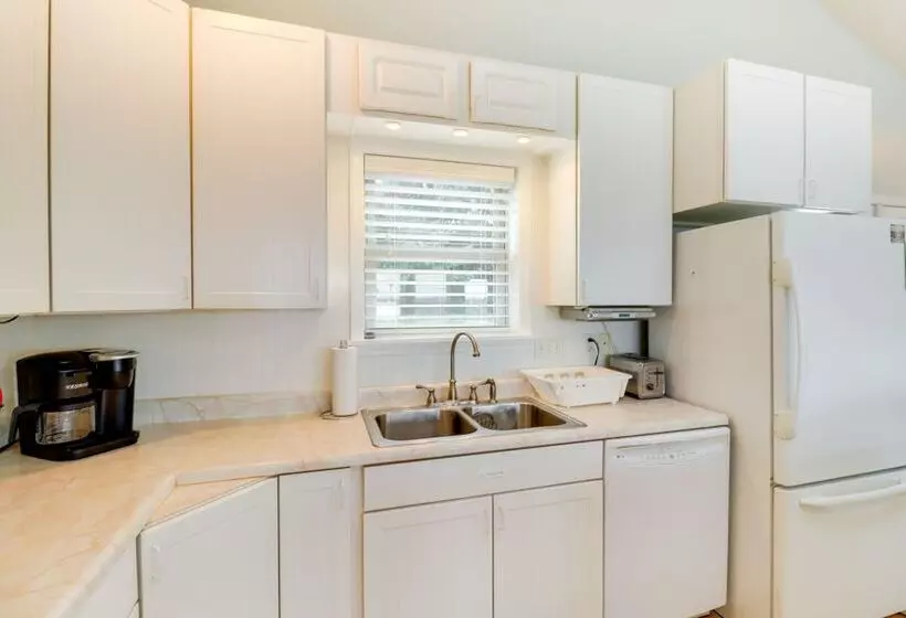 Spacious Yellville Retreat W/ Deck & Balcony