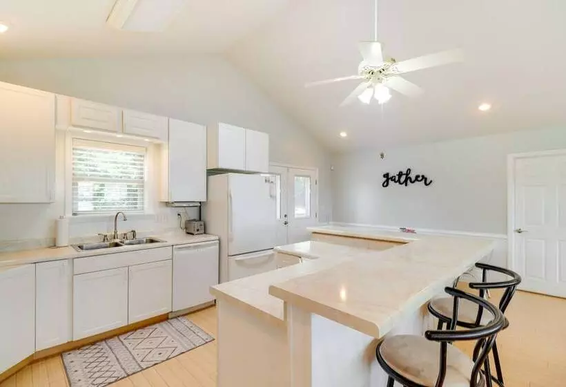 Spacious Yellville Retreat W/ Deck & Balcony