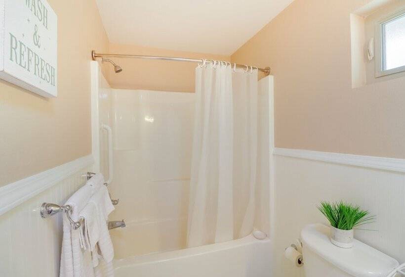 Spacious Yellville Retreat W/ Deck & Balcony