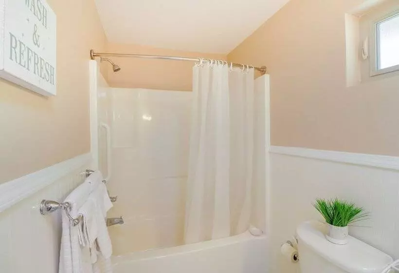 Spacious Yellville Retreat W/ Deck & Balcony