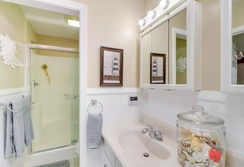 Spacious Yellville Retreat W/ Deck & Balcony