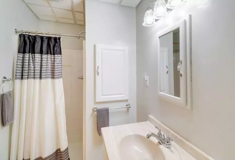 Spacious Yellville Retreat W/ Deck & Balcony