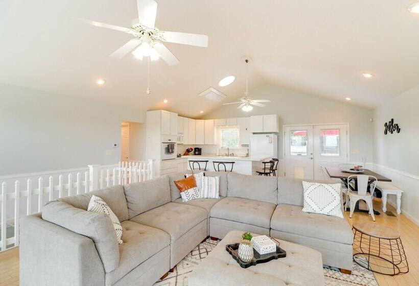 Spacious Yellville Retreat W/ Deck & Balcony