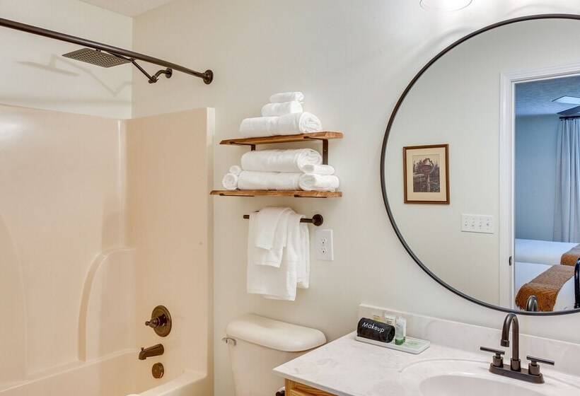 Private Pool & Hot Tub: Expansive Cedar Hill Home