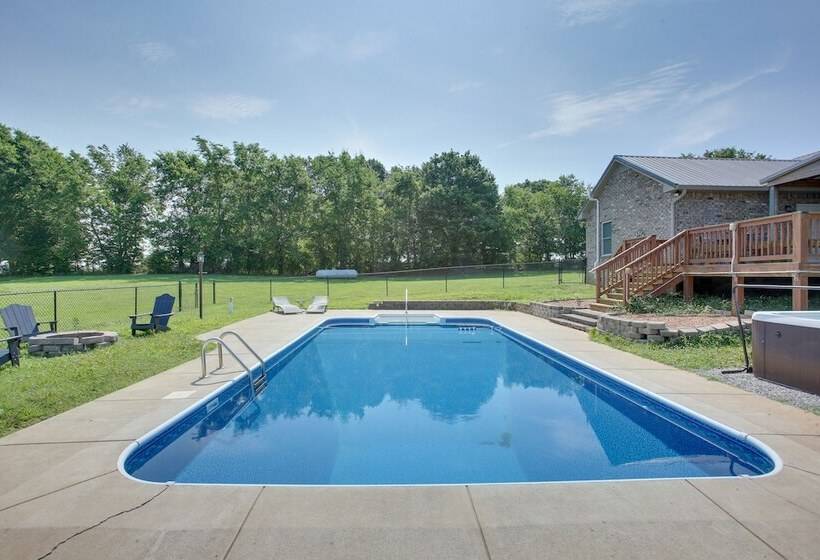 Private Pool & Hot Tub: Expansive Cedar Hill Home