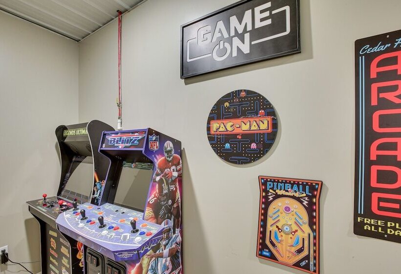 Private Pool & Hot Tub: Expansive Cedar Hill Home