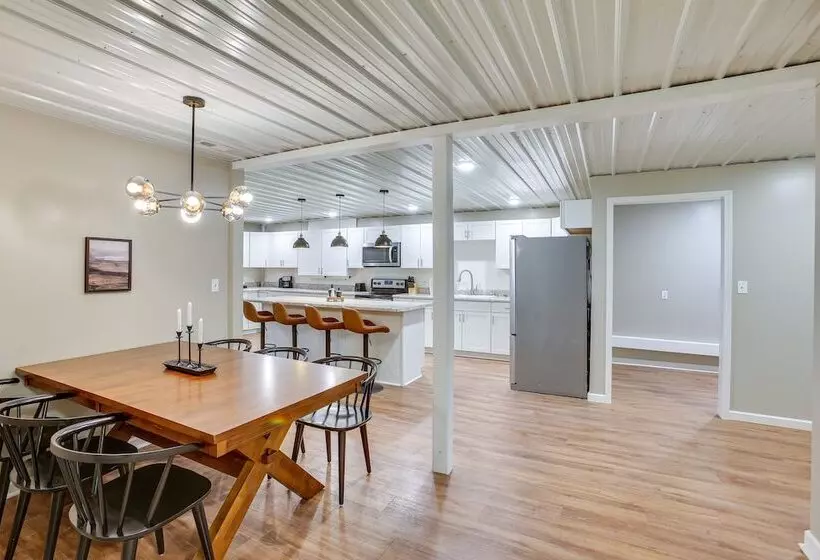 Private Pool & Hot Tub: Expansive Cedar Hill Home