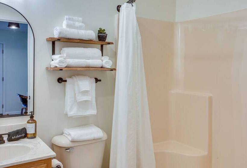 Private Pool & Hot Tub: Expansive Cedar Hill Home