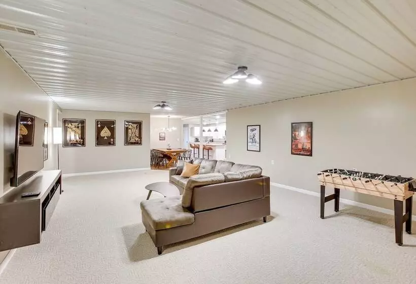 Private Pool & Hot Tub: Expansive Cedar Hill Home