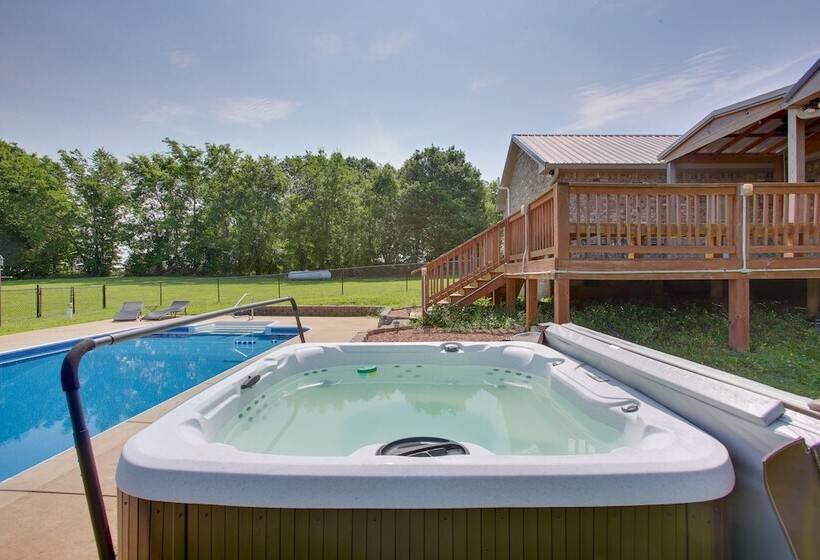 Private Pool & Hot Tub: Expansive Cedar Hill Home