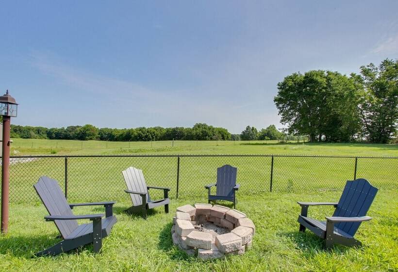 Private Pool & Hot Tub: Expansive Cedar Hill Home