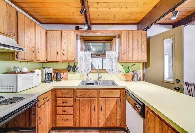 Traditional Blakeslee Chalet: Deck & Lake Access!