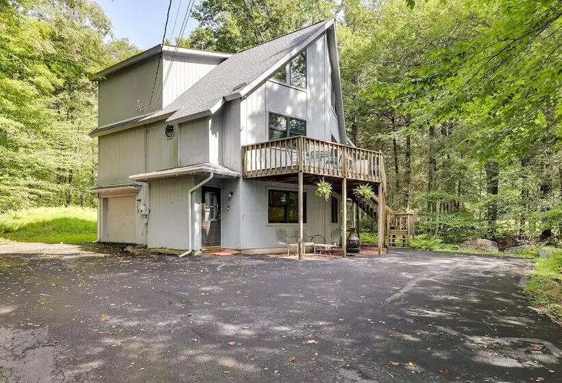 Traditional Blakeslee Chalet: Deck & Lake Access!