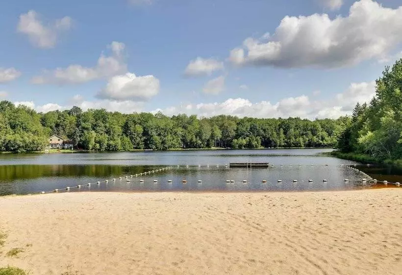 Traditional Blakeslee Chalet: Deck & Lake Access!