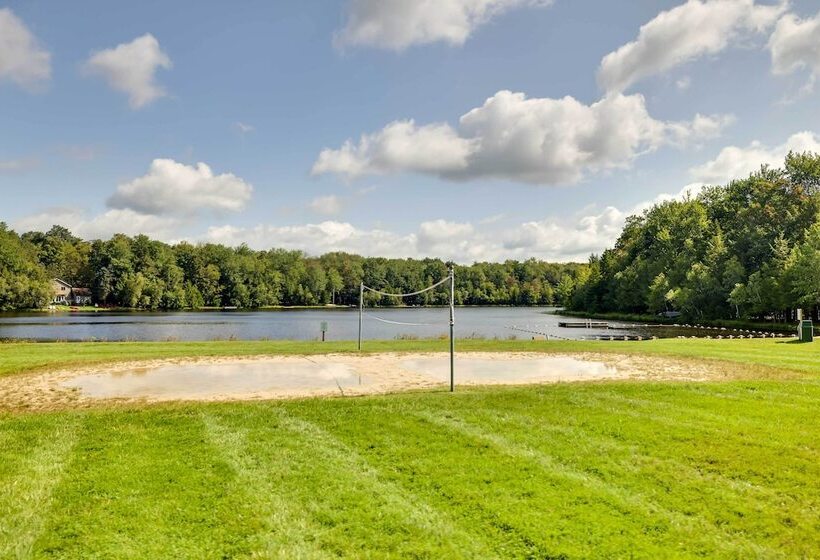 Traditional Blakeslee Chalet: Deck & Lake Access!