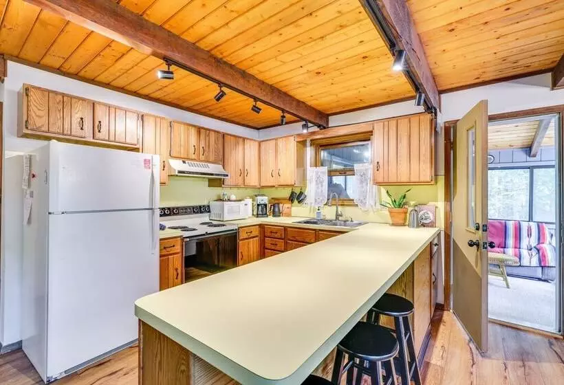 Traditional Blakeslee Chalet: Deck & Lake Access!