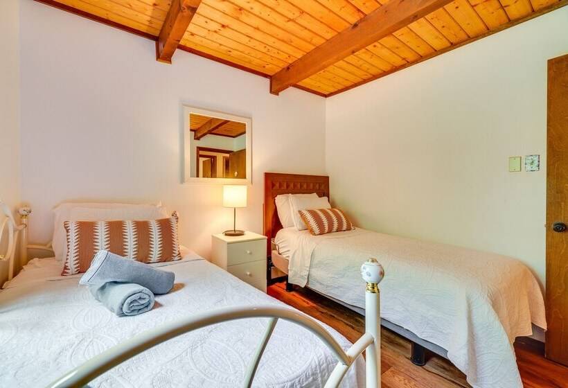 Traditional Blakeslee Chalet: Deck & Lake Access!