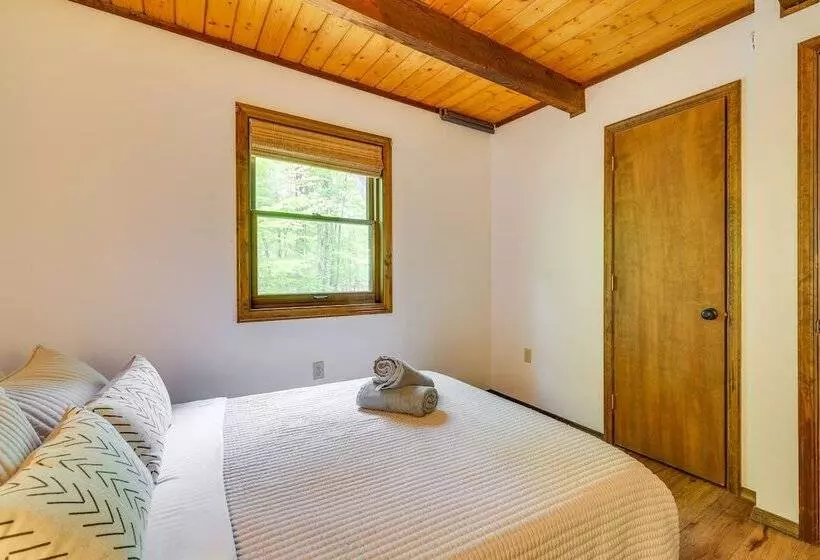 Traditional Blakeslee Chalet: Deck & Lake Access!