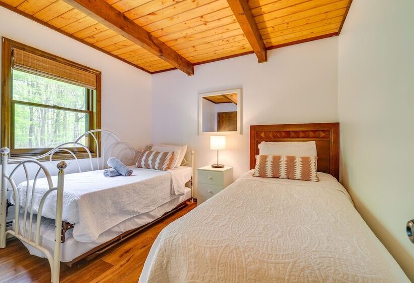 Traditional Blakeslee Chalet: Deck & Lake Access!