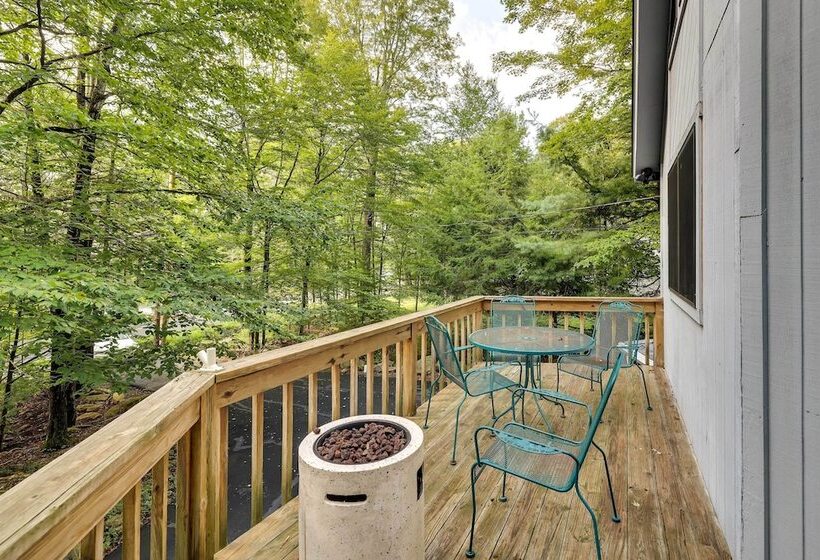 Traditional Blakeslee Chalet: Deck & Lake Access!