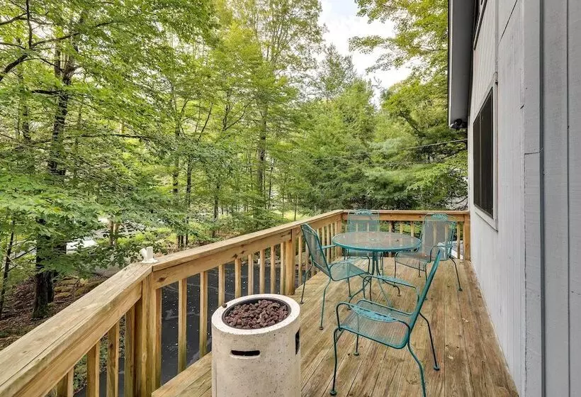 Traditional Blakeslee Chalet: Deck & Lake Access!