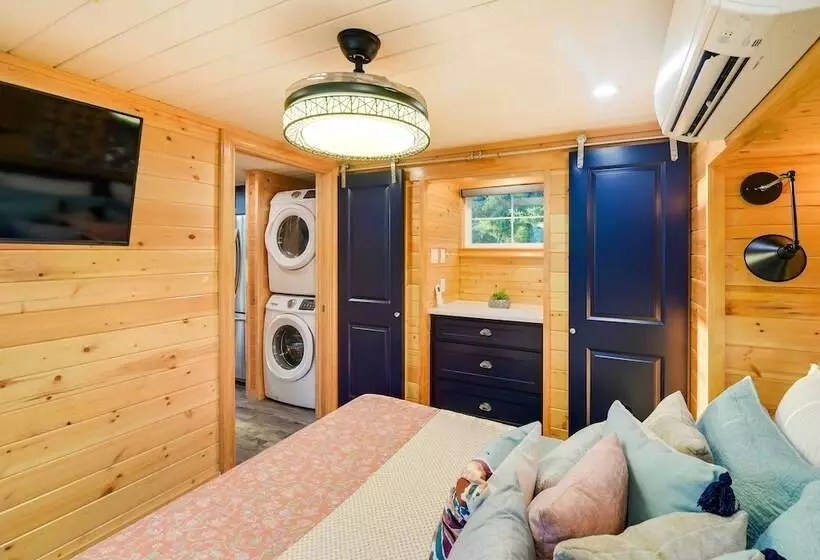 ~ 11 Mi To Lake Whitney: Tree Lined Cabin W/ Deck