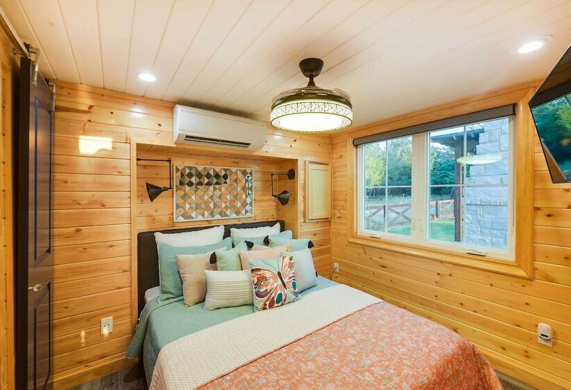 ~ 11 Mi To Lake Whitney: Tree Lined Cabin W/ Deck