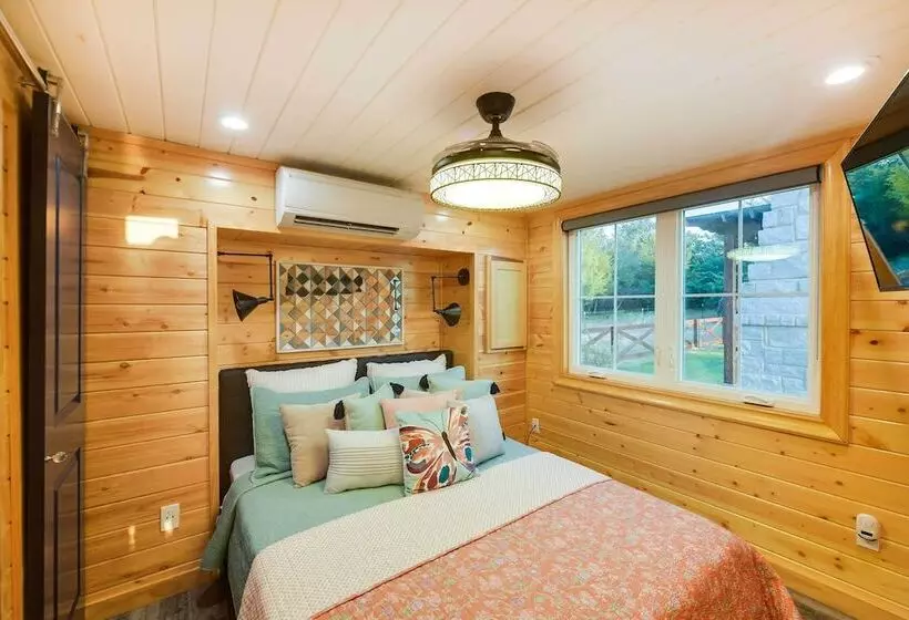 ~ 11 Mi To Lake Whitney: Tree Lined Cabin W/ Deck