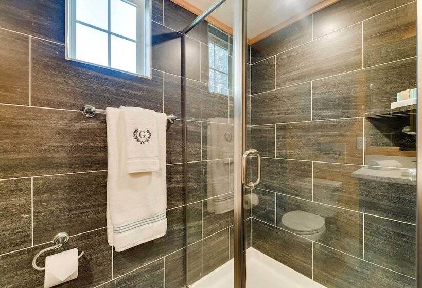 ~ 11 Mi To Lake Whitney: Tree Lined Cabin W/ Deck