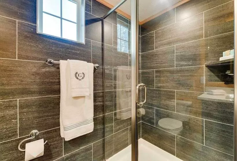 ~ 11 Mi To Lake Whitney: Tree Lined Cabin W/ Deck