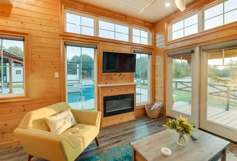 ~ 11 Mi To Lake Whitney: Tree Lined Cabin W/ Deck