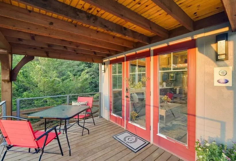 ~ 11 Mi To Lake Whitney: Tree Lined Cabin W/ Deck