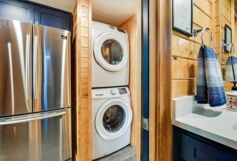 ~ 11 Mi To Lake Whitney: Tree Lined Cabin W/ Deck