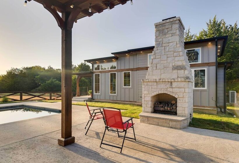 ~ 11 Mi To Lake Whitney: Tree Lined Cabin W/ Deck