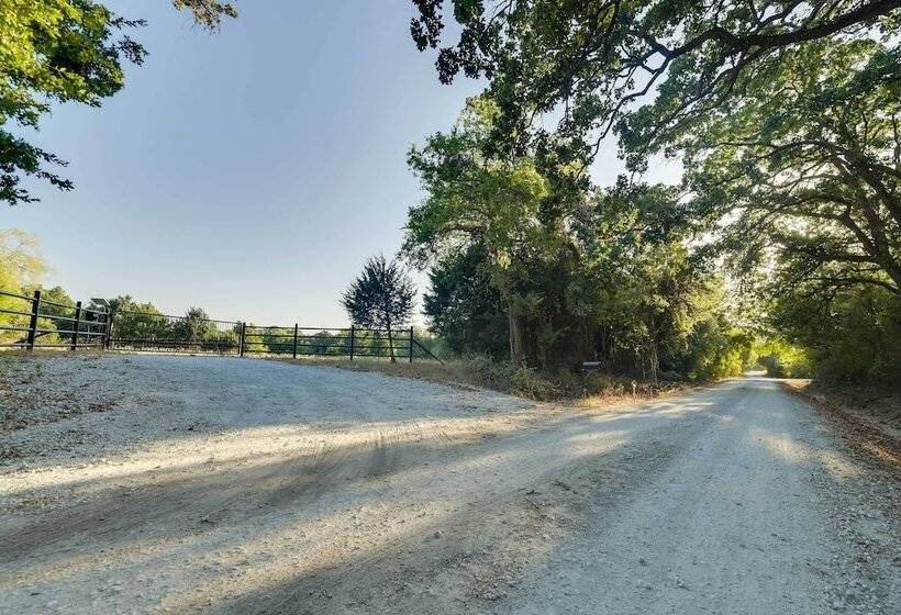 ~ 11 Mi To Lake Whitney: Tree Lined Cabin W/ Deck