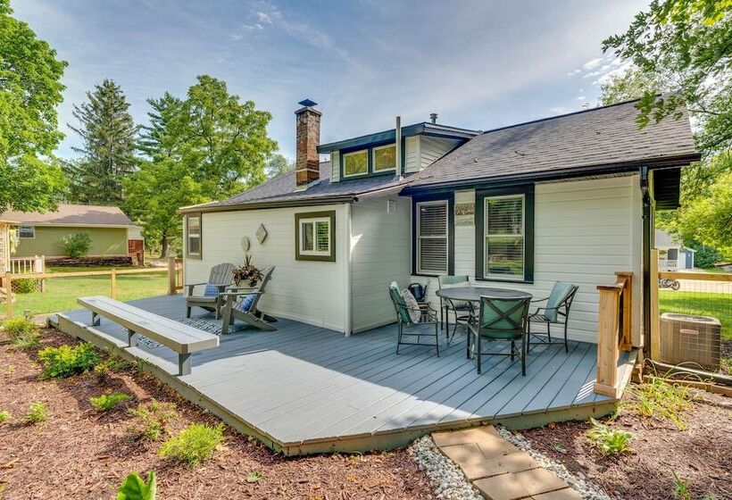Welcoming Williams Bay Cottage W/ Deck & Fire Pit!