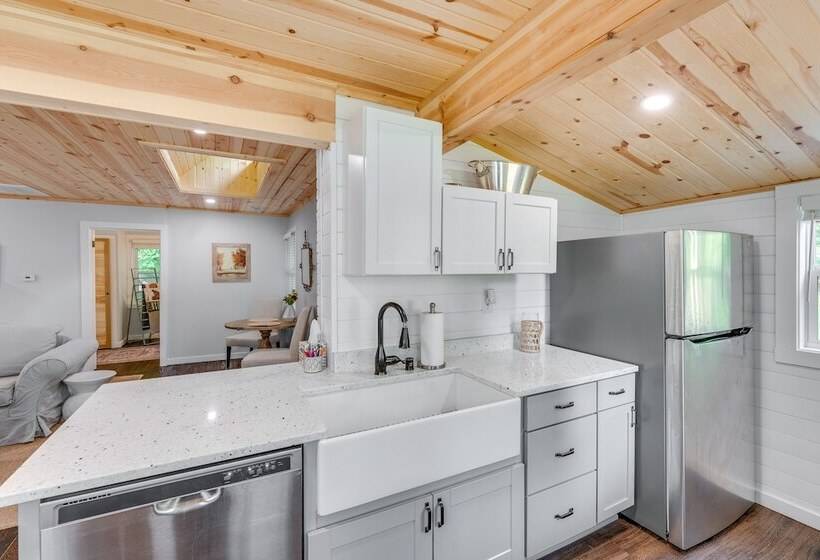 Welcoming Williams Bay Cottage W/ Deck & Fire Pit!