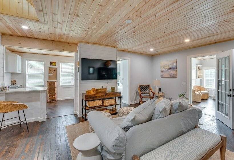 Welcoming Williams Bay Cottage W/ Deck & Fire Pit!