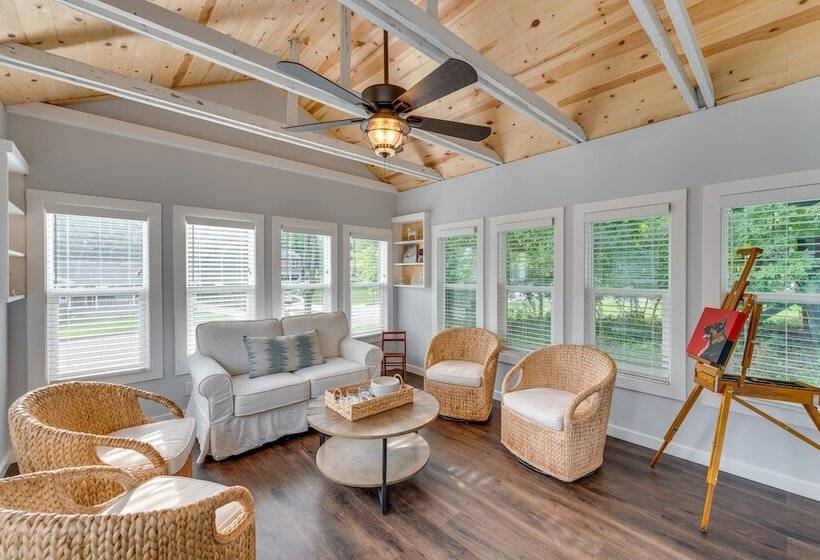 Welcoming Williams Bay Cottage W/ Deck & Fire Pit!