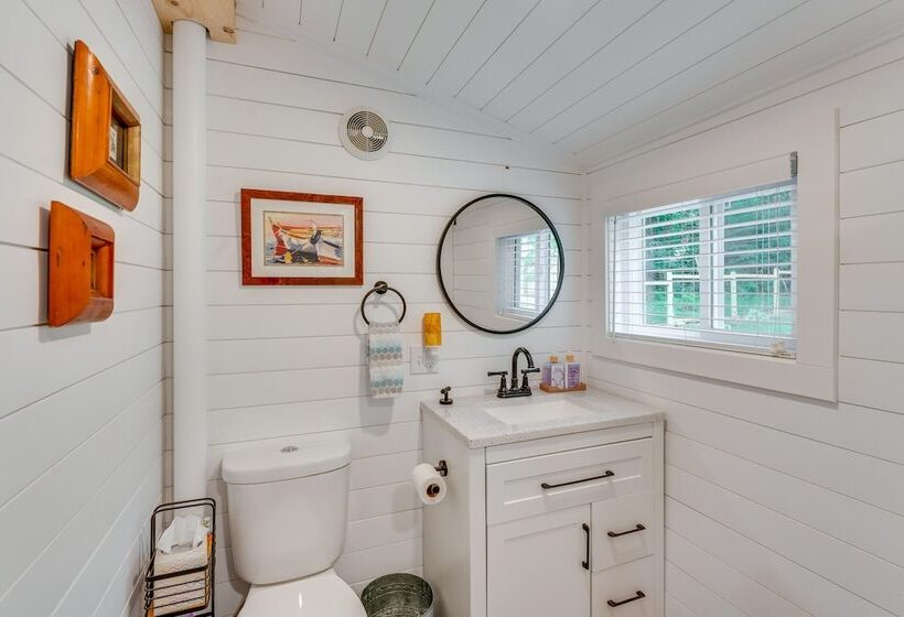 Welcoming Williams Bay Cottage W/ Deck & Fire Pit!