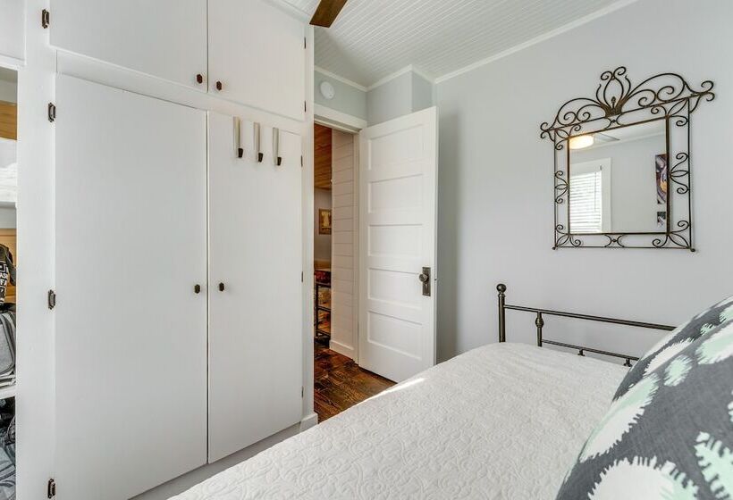 Welcoming Williams Bay Cottage W/ Deck & Fire Pit!