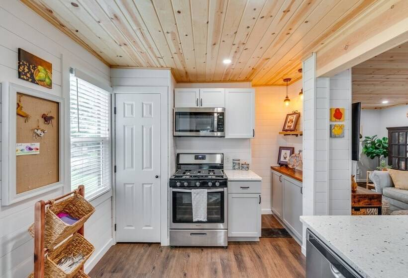 Welcoming Williams Bay Cottage W/ Deck & Fire Pit!